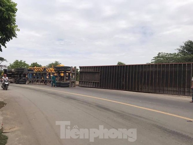 Container chở hàng chục tấn hàng ‘nằm lăn’ giữa đường khi đang lưu thông ảnh 1