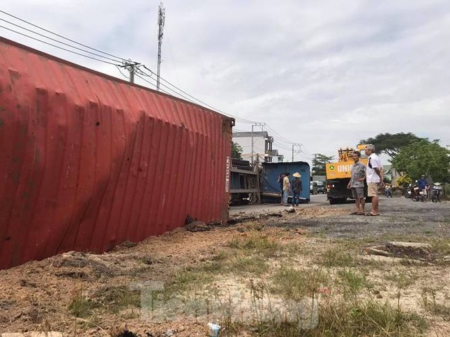 Container chở hàng chục tấn hàng ‘nằm lăn’ giữa đường khi đang lưu thông ảnh 3