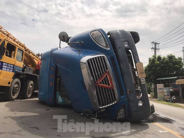 Container chở hàng chục tấn hàng ‘nằm lăn’ giữa đường khi đang lưu thông ảnh 4