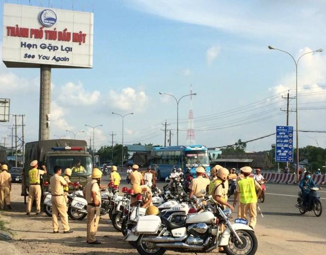 Bình Dương lần đầu xử lý vi phạm bằng cách dán tem lên xe ảnh 1