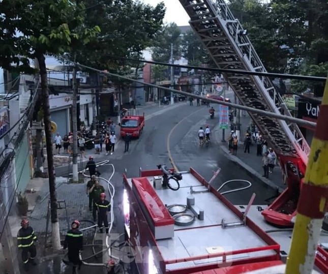 Lửa thiêu rụi shop thời trang quy mô lớn ở Bình Dương ảnh 1