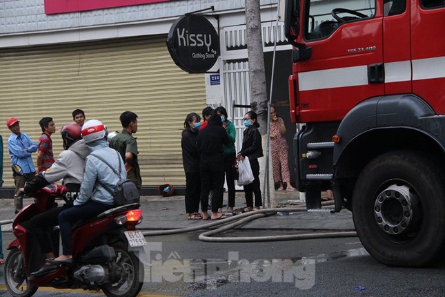 Lửa thiêu rụi shop thời trang quy mô lớn ở Bình Dương ảnh 2