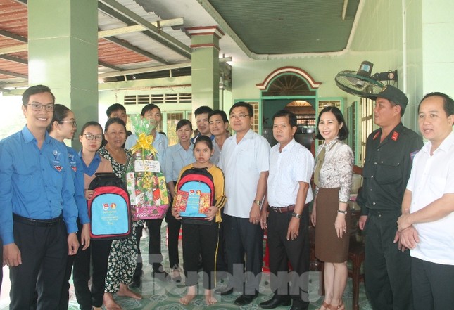 Thắp sáng đường quê, tặng quà cho những hoàn cảnh khó khăn ảnh 4