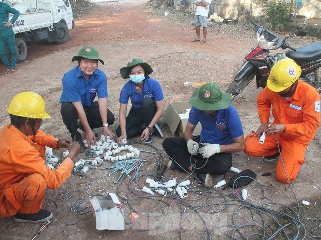 Thắp sáng đường quê, tặng quà cho những hoàn cảnh khó khăn ảnh 5