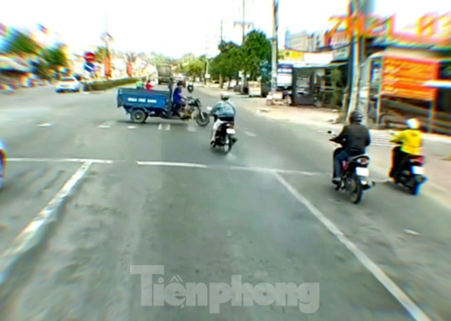 Cô gái điều khiển mô tô vượt đèn đỏ tông lật xe ba gác ảnh 1