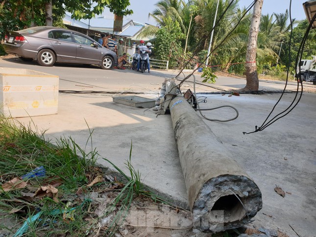 Xe ben 'hạ gục' gần 10 trụ điện khiến cả khu phố mất điện ảnh 3