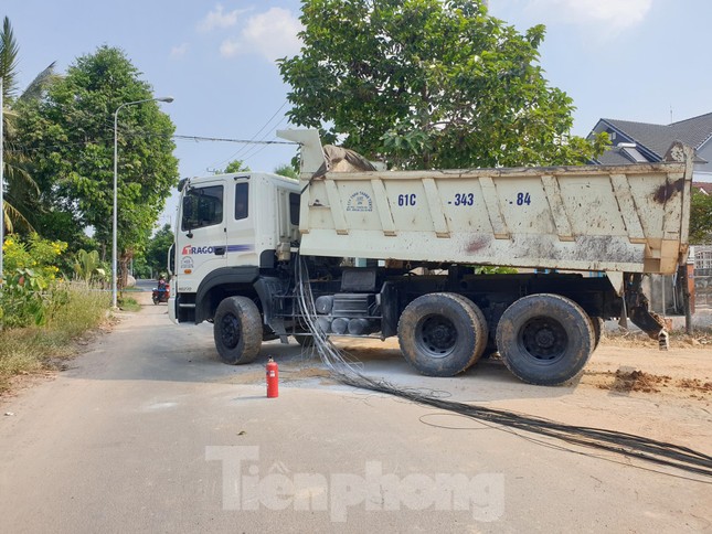 Xe ben 'hạ gục' gần 10 trụ điện khiến cả khu phố mất điện ảnh 1