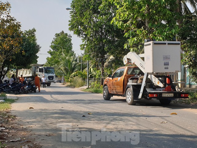 Xe ben 'hạ gục' gần 10 trụ điện khiến cả khu phố mất điện ảnh 4