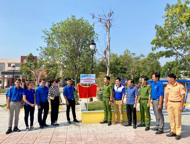Tuổi trẻ đất Thủ trổ tài ‘thổi hồn’ vào vật vô tri ảnh 4