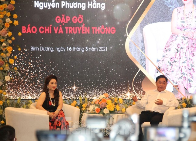 Vợ ông Dũng 'lò vôi' nói lời cuối, hàng trăm YouTuber và lực lượng an ninh có mặt ảnh 1