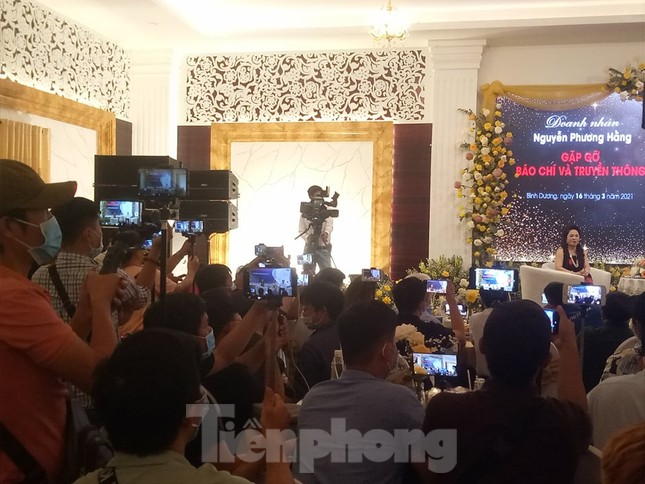Vợ ông Dũng 'lò vôi' nói lời cuối, hàng trăm YouTuber và lực lượng an ninh có mặt ảnh 3