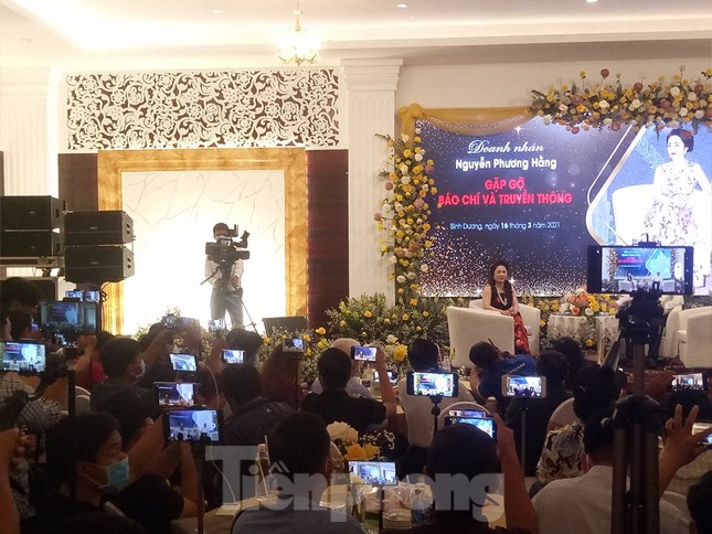 Vợ ông Dũng 'lò vôi' nói lời cuối, hàng trăm YouTuber và lực lượng an ninh có mặt ảnh 2