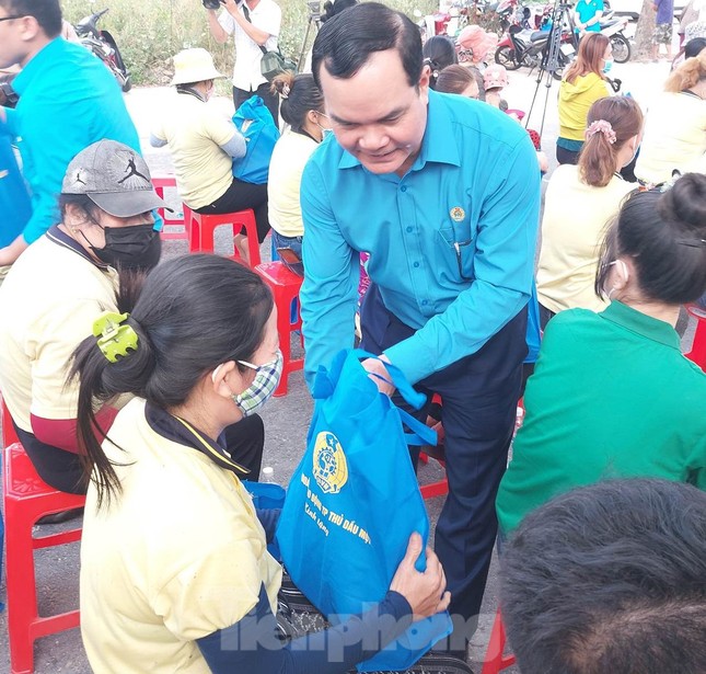 Công nhân lao động khó khăn ở Bình Dương rơi nước mắt khi nhận quà ảnh 1