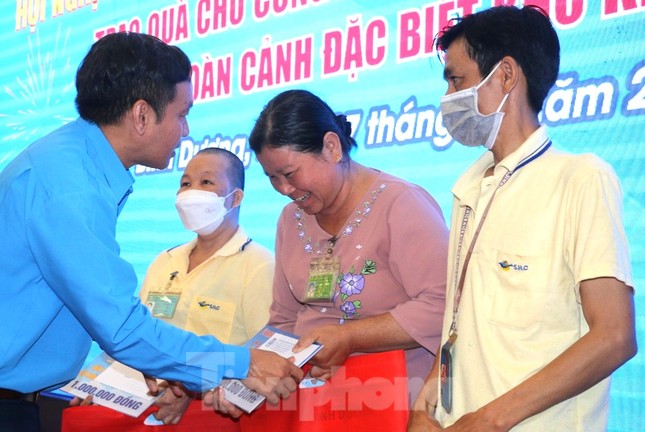 Công nhân lao động khó khăn ở Bình Dương rơi nước mắt khi nhận quà ảnh 5