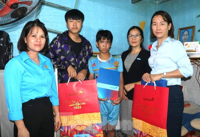 Công nhân lao động khó khăn ở Bình Dương rơi nước mắt khi nhận quà ảnh 3