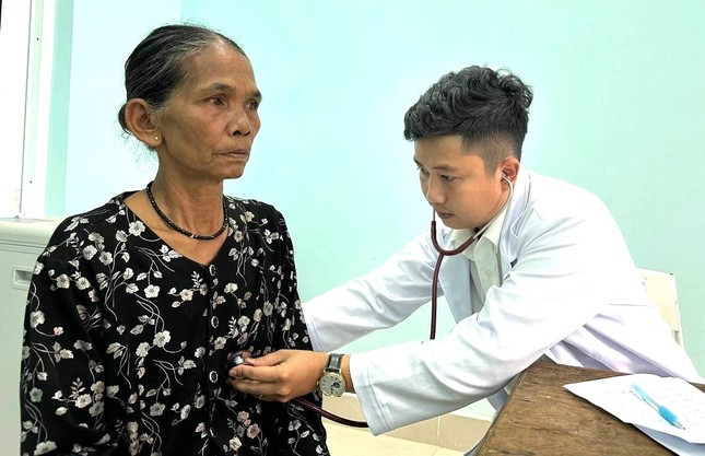 Thầy thuốc trẻ Bình Dương vượt hàng trăm km chữa bệnh cho đồng bào dân tộc ảnh 1