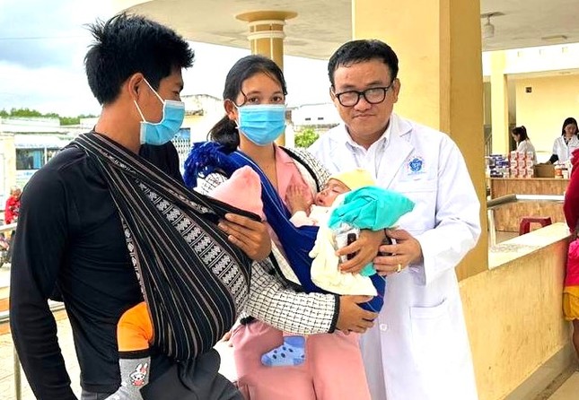 Thầy thuốc trẻ Bình Dương vượt hàng trăm km chữa bệnh cho đồng bào dân tộc ảnh 6