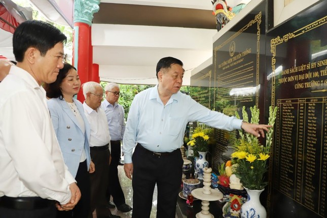 Trưởng ban Tuyên giáo Trung ương thăm Mẹ Việt Nam anh hùng ở Bình Dương ảnh 2
