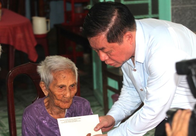 Trưởng ban Tuyên giáo Trung ương thăm Mẹ Việt Nam anh hùng ở Bình Dương ảnh 3