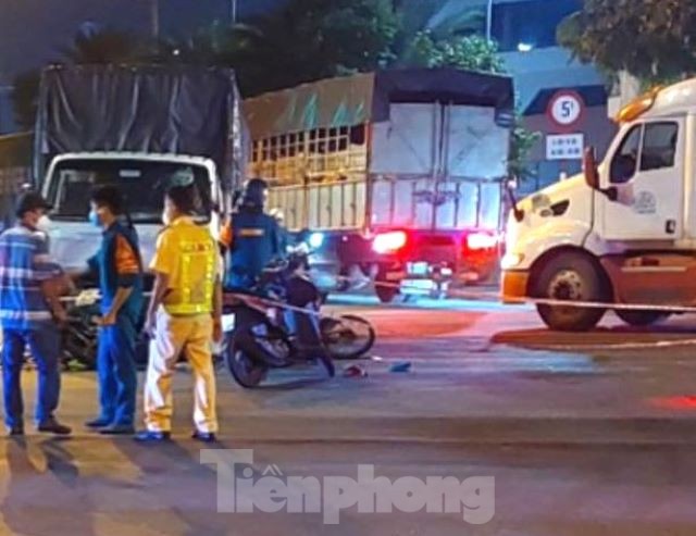 Xe tải lao vào 3 xe máy tại ngã tư ở Bình Dương khiến 3 người thương vong ảnh 2