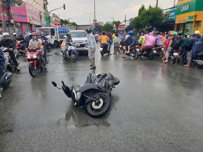 Kinh hoàng ô tô ‘điên’ tông hàng loạt phương tiện rồi lăn nhiều vòng trên đường ảnh 5