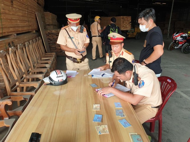 Xe đặc chủng chặn bắt đoàn mô tô phân khối lớn 'xé gió' xa lộ ảnh 4