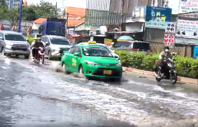 Quốc lộ 13 gần trạm thu phí Bình Dương ‘ngập như lũ về’, bốc mùi hôi tanh ảnh 1