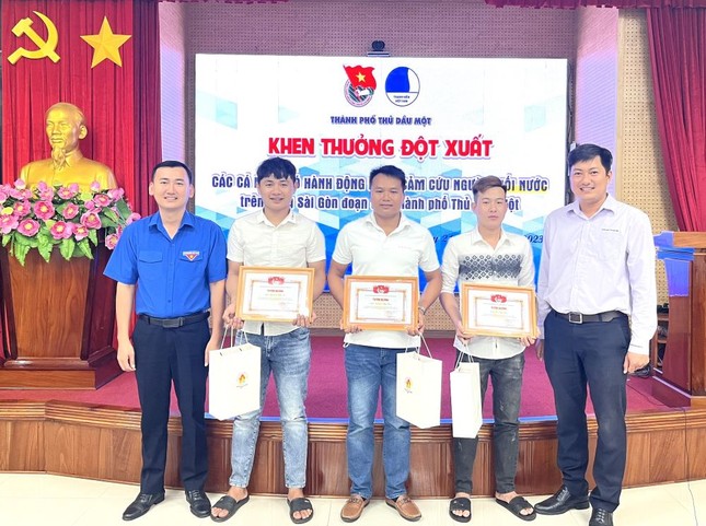 Khen thưởng đột xuất 3 thanh niên cứu sống 2 mẹ con người nước ngoài đuối nước ảnh 3