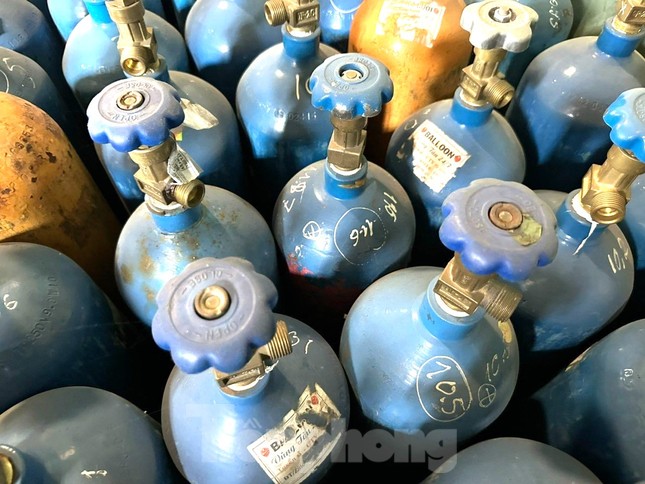 Kiểm tra kho hàng, bất ngờ phát hiện hàng nghìn bình khí cười ảnh 2