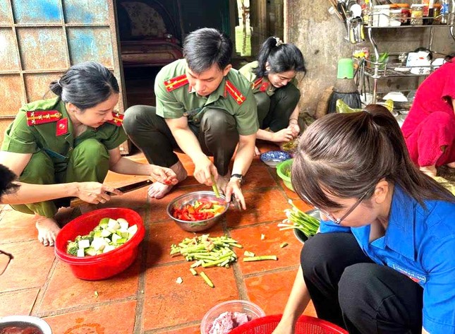 Đoàn viên thanh niên công an Bình Phước thăm mẹ Việt Nam Anh hùng ảnh 4