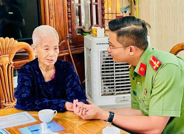 Đoàn viên thanh niên công an Bình Phước thăm mẹ Việt Nam Anh hùng ảnh 2