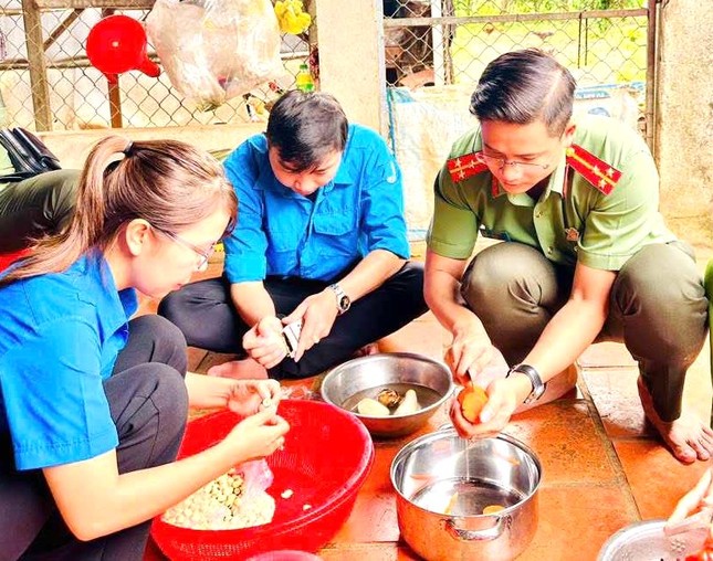 Đoàn viên thanh niên công an Bình Phước thăm mẹ Việt Nam Anh hùng ảnh 3