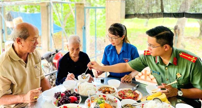 Đoàn viên thanh niên công an Bình Phước thăm mẹ Việt Nam Anh hùng ảnh 1