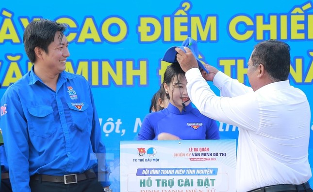 Tuổi trẻ Bình Dương ra quân tình nguyện vì văn minh đô thị ảnh 1