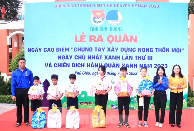 Tuổi trẻ Bình Dương ra quân tình nguyện vì văn minh đô thị ảnh 3
