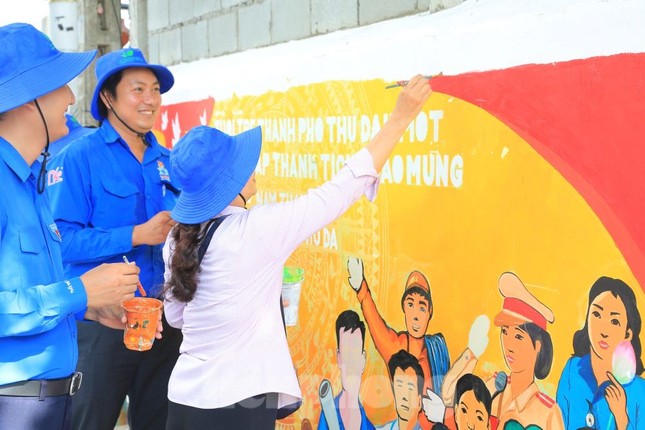 Tuổi trẻ Bình Dương ra quân tình nguyện vì văn minh đô thị ảnh 4