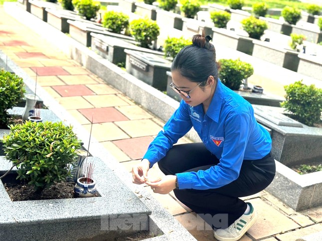 Tuổi trẻ Bình Dương ra quân tình nguyện vì văn minh đô thị ảnh 8
