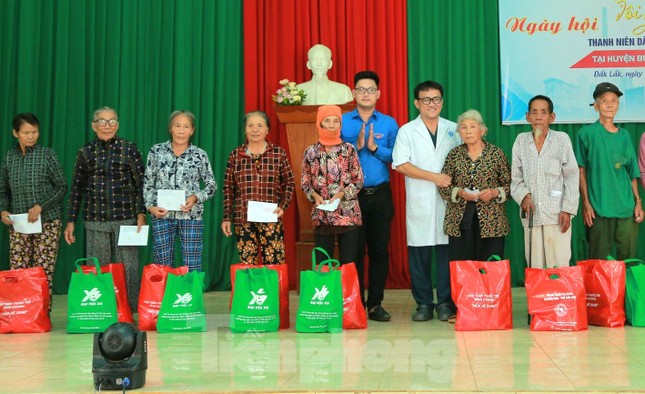 Tuổi trẻ Bình Dương khám bệnh, cắt tóc miễn phí cho đồng bào dân tộc ít người ảnh 1