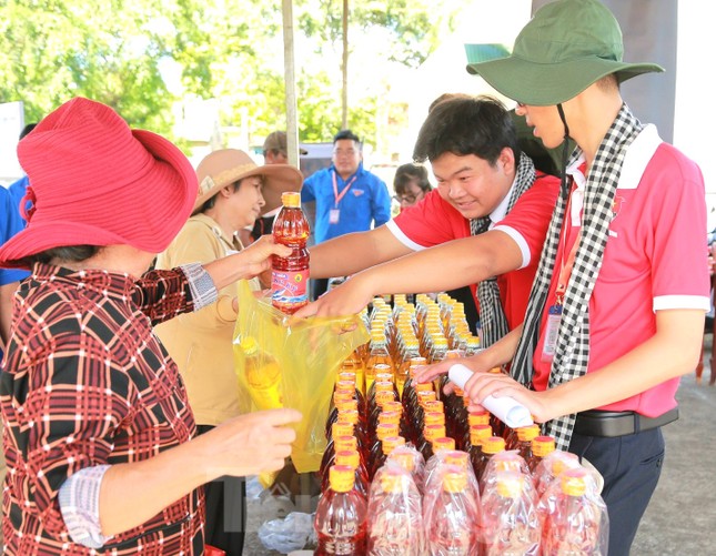 Tuổi trẻ Bình Dương khám bệnh, cắt tóc miễn phí cho đồng bào dân tộc ít người ảnh 5
