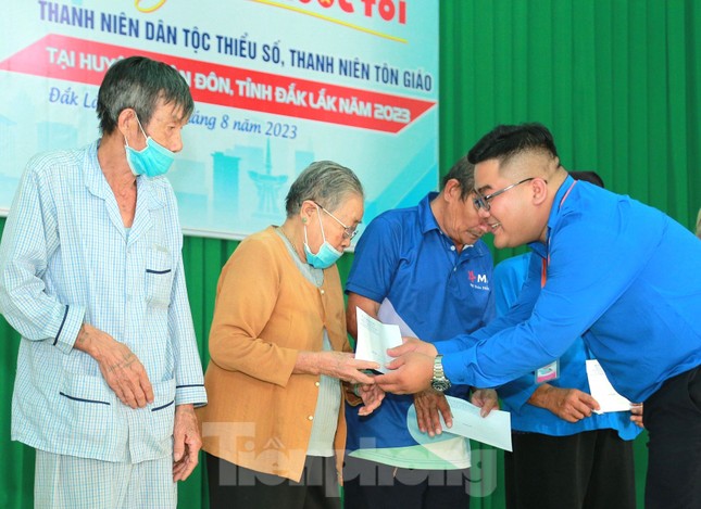 Tuổi trẻ Bình Dương khám bệnh, cắt tóc miễn phí cho đồng bào dân tộc ít người ảnh 7