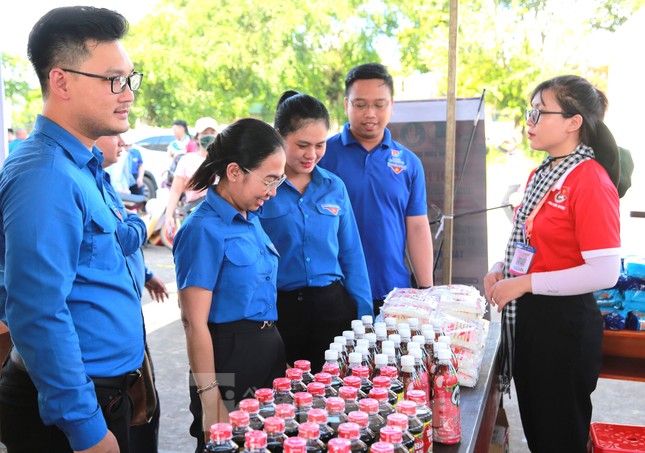 Tuổi trẻ Bình Dương khám bệnh, cắt tóc miễn phí cho đồng bào dân tộc ít người ảnh 4