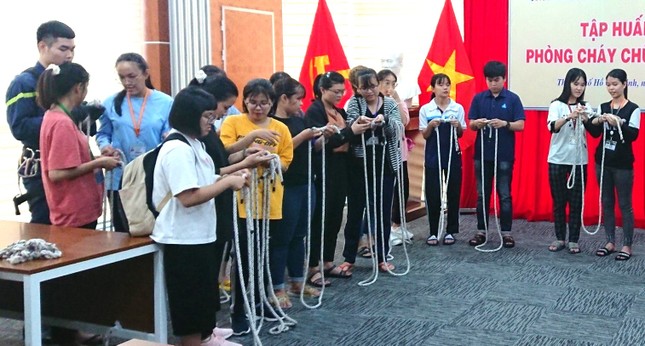 Từ biến cố hỏa hoạn ở Hà Nội, cư dân Bình Dương tích cực học cách thoát nạn ảnh 4