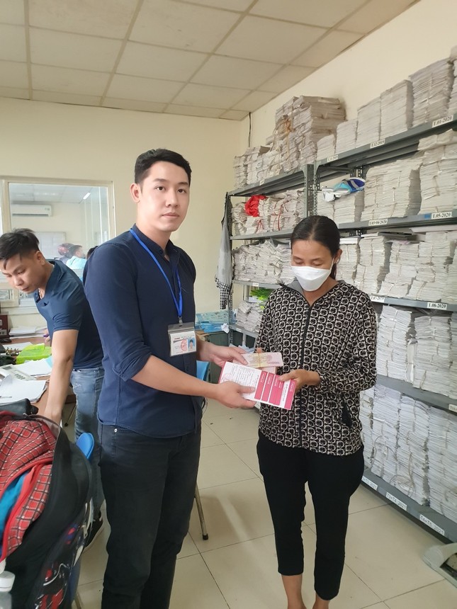 Tài xế xe buýt trao trả tài sản hơn 2 tỷ đồng hành khách để quên ảnh 1