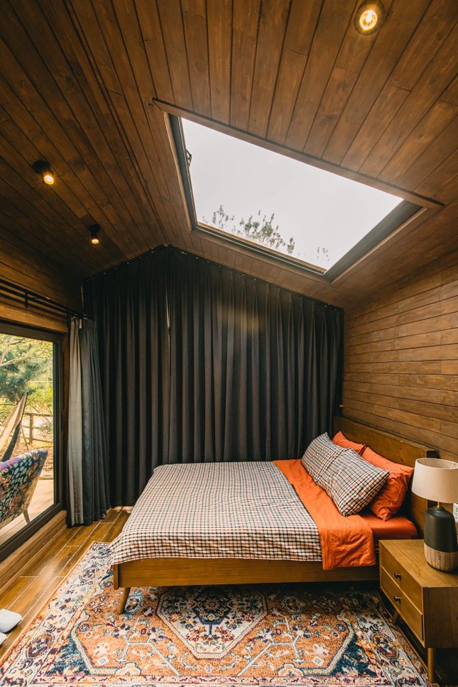 Căn nhà gỗ 30m2 lợp mái tôn cách nhiệt giản dị và đầy đủ tiện nghi ảnh 6