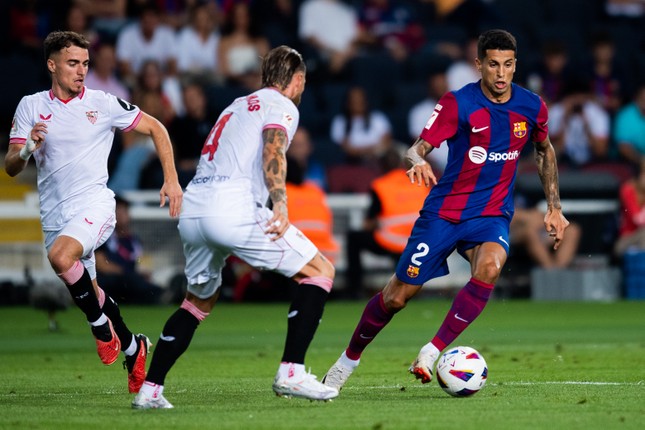 Ramos 'tặng quà', Barcelona đánh bại Sevilla trên sân nhà ảnh 1