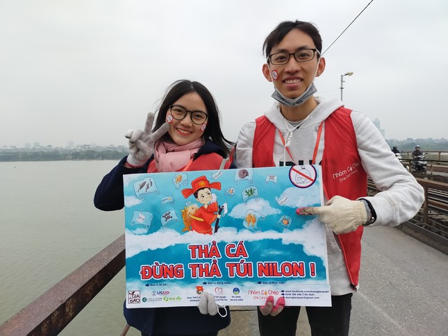 Bạn trẻ thiết kế 'thang máy' thả cá chép trong ngày ông Công ông Táo ảnh 2