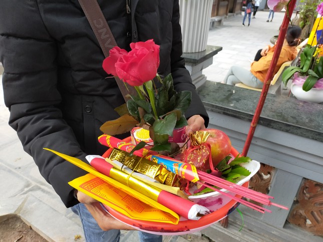 Bạn trẻ đến chùa Hà cầu tình duyên trước ngày Valentine ảnh 4