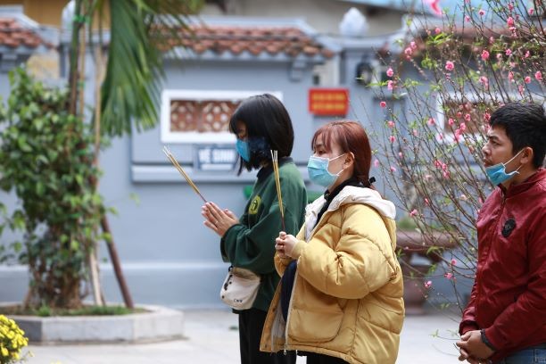 Bạn trẻ đến chùa Hà cầu tình duyên trước ngày Valentine ảnh 5