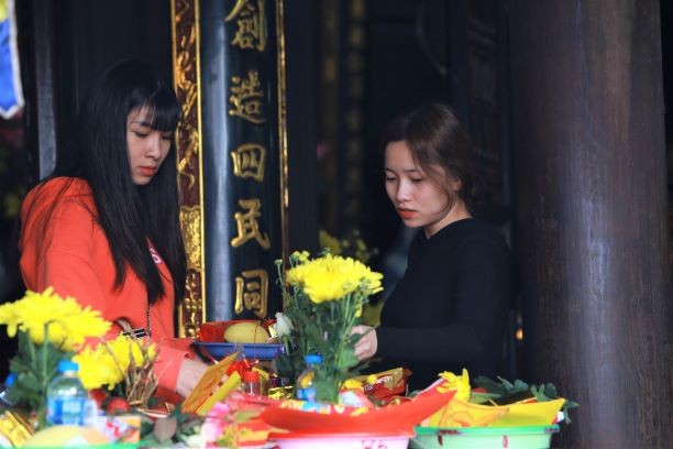 Bạn trẻ đến chùa Hà cầu tình duyên trước ngày Valentine ảnh 3