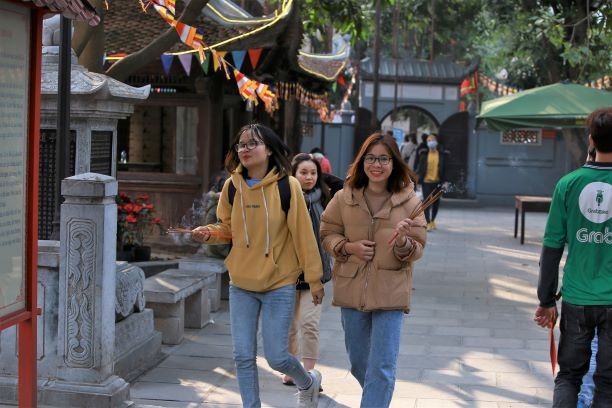 Bạn trẻ đến chùa Hà cầu tình duyên trước ngày Valentine ảnh 9